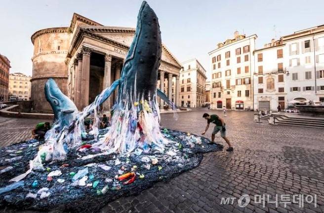 고래 뱃속의 쓰레기를 형상화 한 작품. 먹이인줄 알고 먹었을 것이다. 사람의 잘못이다. 고래는 아무 것도 몰랐다./사진=머니투데이