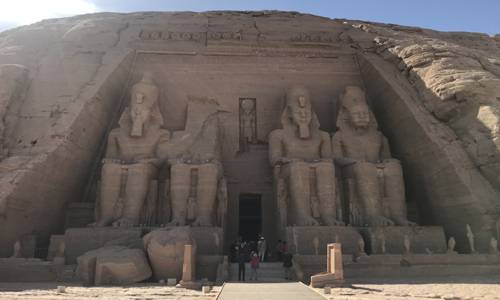 아부심벨 신전은 정면 높이 32m, 너비 38m이며 안쪽으로 63m나 파 들어갔으며 입구에는 높이 22m에 달하는 람세스 2세의 거대한 좌상 4개를 세웠다.