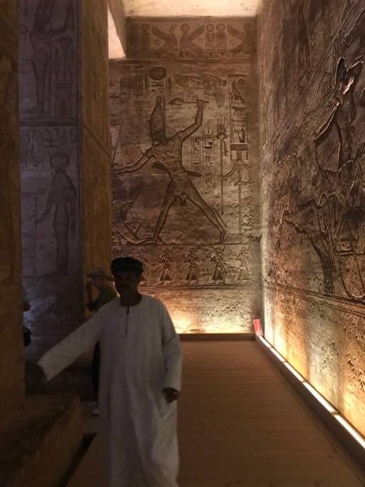 아부심벨 신전. 기원전 13세기, 히타이트와 결전을 벌인 카데시 전투의 승리를 기념하기 위해 이집트 남쪽 사암층을 뚫어 왕 자신을 위한 대신전과 왕비 네페르타리를 위한 소신전이 만들어졌다.