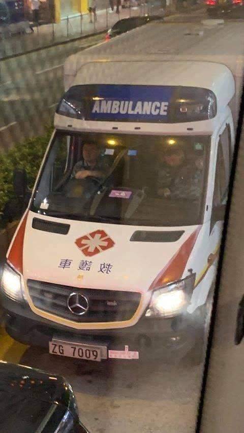 홍콩 주둔군 소속 구급차가 시위 현장 부근에서 포착돼 시위대 학생들 사이에 SNS를 통해 급속히 공유됐다. [페이스북 캡쳐]
