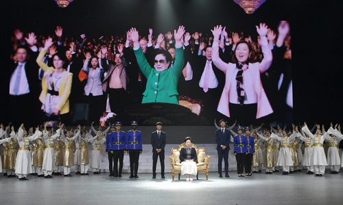 17일 경기 가평군 청심평화월드센터에서 열린 ‘문선명 천지인참부모 천주성화 7주년 기념 성화축제’에서 리틀엔젤스가 문화공연을 선보이고 있다. 가평=하상윤 기자