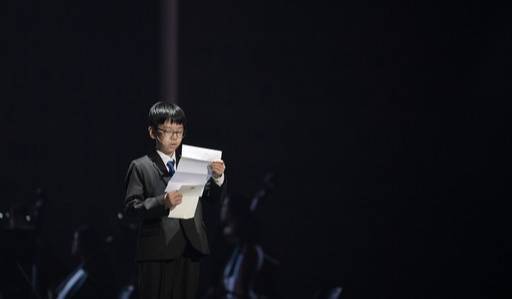 17일 경기 가평군 청심평화월드센터에서 열린 ‘문선명 천지인참부모 천주성화 7주년 기념 성화축제’에서 문신진군이 편지를 낭독하고 있다. 가평=하상윤 기자