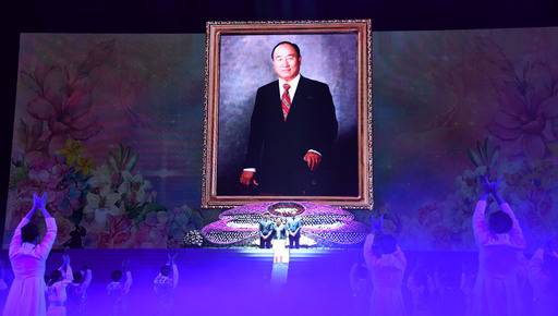 17일 경기도 가평군 설악면 청심평화월드센터에서 열린 문선명 천지인참부모 천주성화 7주년 기념 성화축제에서 한학자 총재가 입장하고 있다. 가평=허정호 선임기자