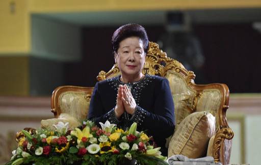 17일 경기 가평군 청심평화월드센터에서 열린 ‘문선명 천지인참부모 천주성화 7주년 기념 성화축제’에서 한학자 총재가 박수를 치고 있다. 가평=하상윤 기자