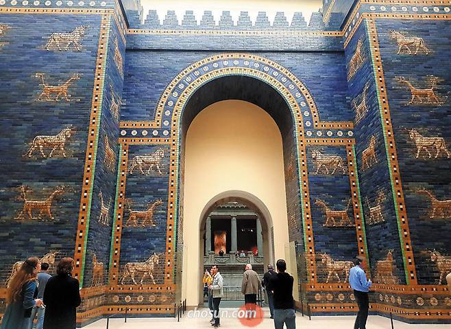 독일 베를린 페르가몬 박물관에 복원된 신바빌로니아의 '이슈타르(Ishtar) 문'. 1900년대 초 독일인 고고학자가 발굴한 유적을 통째로 실어와 벽돌 조각을 일일이 붙여 복원했다. /허윤희 기자