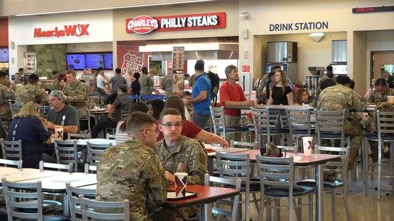 미군 장병은 부대에 입점한 치킨ㆍ타코ㆍ피자 등 외식 매장에서 각자 원하는 음식을 구매한 뒤 둘러 앉아 자유롭게 식사했다. 영상캡처=강대석 기자