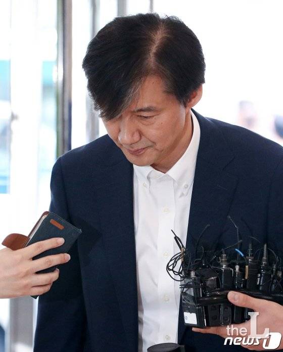 (서울=뉴스1) 이승배 기자 = 조국 법무부 장관 후보자가 19일 오전 국회 인사청문회 준비를 위해 서울 종로구 적선현대빌딩에 마련된 사무실로 출근하고 있다. 2019.8.19/뉴스1 <저작권자 © 뉴스1코리아, 무단전재 및 재배포 금지>