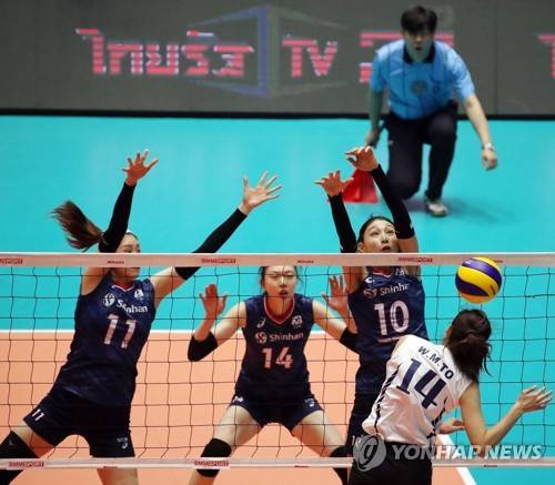 꼭 막는다! (서울=연합뉴스) 박동주 기자 = 19일 서울 송파구 잠실실내체육관에서 열린 제20회 신한금융 서울 아시아여자배구선수권대회 대한민국과 홍콩의 경기. 김연경(오른쪽)이 홍콩 토잉만의 오픈 공격을 블로킹하고 있다. 2019.8.19 pdj6635@yna.co.kr