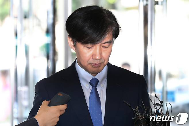조국 법무부 장관 후보자가 20일 오전 서울 종로구 적선현대빌딩에 마련된 국회 인사청문회 준비 사무실로 출근하며 법무부 범죄 관리 정책 비전을 발표하고 있다. © News1 민경석 기자