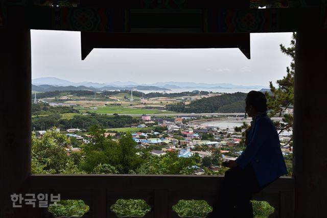 망해루에 오르면 우수영마을과 다도해 풍경이 평화롭게 보인다. 망해루 주변에 전라우수영 성곽이 일부 남아 있다.