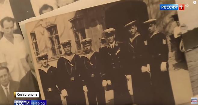 봇사넨코 할아버지가 당시 사진을 보여주고 있다. [유튜브 캡쳐]