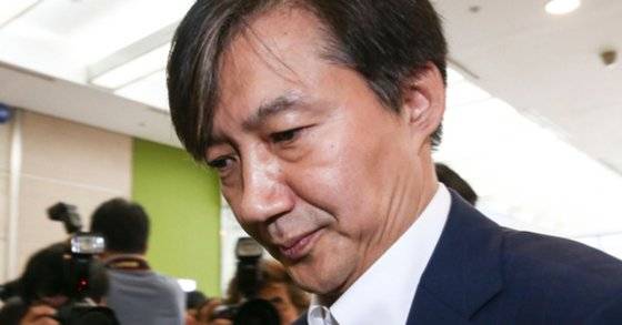조국 법무부장관 후보자가 19일 오전 서울 종로구 적선동 현대적선빌딩 청문회 준비 사무실로 출근하고 있다.  임현동 기자