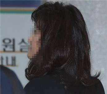 우병우 전 청와대 민정수석비서관의 아내 이민정 정강 대표이사가 2018년 5월 서울 서초구 중앙지법에서 열린 첫 공판에 출석하기 위해 법정으로 향했다. [연합뉴스]