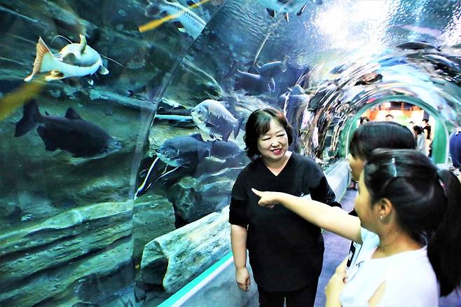 동서식품(대표 이광복)은 자사 커피 브랜드인 ‘맥심’의 온라인 커뮤니티 회원들과 함께 서울시 광진구에 위치한 자양종합사회복지관을 방문해 아이들에게 즐거운 추억을 선사하는 봉사활동인 ‘맥심 사랑나눔 여행’을 진행했다고 20일 밝혔다. 맥심 온라인 커뮤니티 회원과 복지관 아이들이 서울 잠실 롯데월드 아쿠아리움을 견학하고 있다.