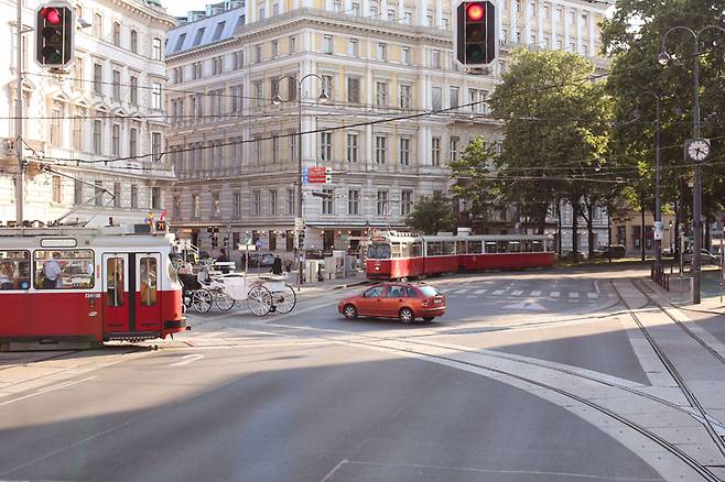 빨간 신호, 빨간 트램, 빨간 자동차, 비엔나 국기 같아서 찰칵