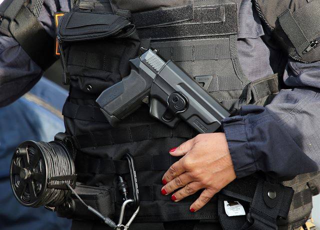 오는 24∼26일 프랑스 비아리츠에서 열리는 G7 정상회의를 앞두고 20일(현지시간) 크리스토프 카스타네르 프랑스 내무장관이 비아리츠의 경찰지휘부를 방문 중인 가운데 무장한 여경이 서 있다. AP 연합뉴스