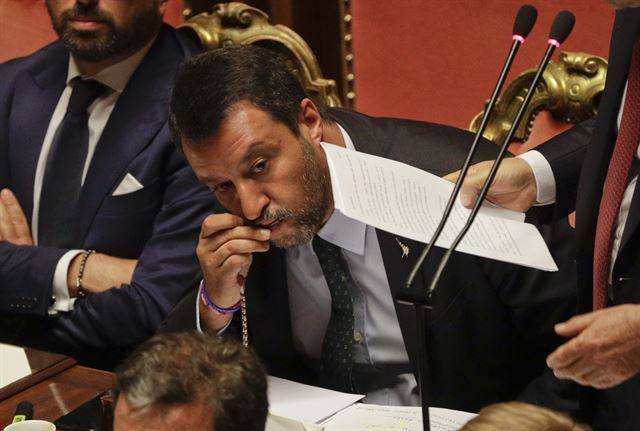 이탈리아 로마의 상원의사당에서 20일(현지시간) 주세페 콘테 이탈리아 총리가 현 정국 상황에 대해 연설중인 가운데 마테오 살비니 이탈리아 부총리겸 내무장관이 묵주에 입을 맞추고 있다. 이날 주세페 콘테 총리의 사임으로 극우 정당 ‘동맹’과 반체제정당 ‘오성운동’ 의 연정은 사실상 붕괴되었다. AP 연합뉴스