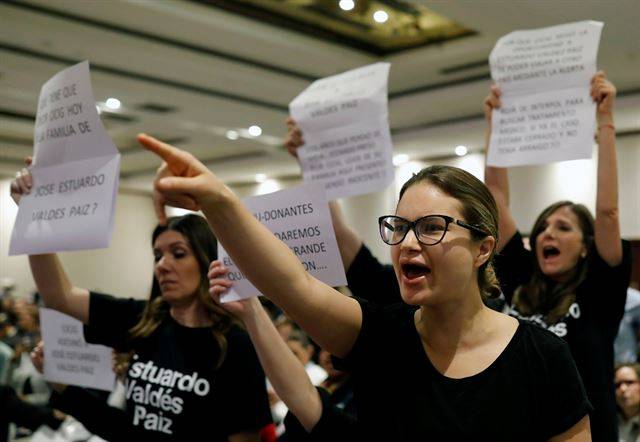 과테말라의 수도 과테말라시에서 20일(현지시간) 지미 모랄레스 대통령의 아들과 동생의 부패 혐의에 대한 조사를 벌여온 유엔 산하 반부패 기구인 과테말라 반면책 국제위원회(CICIG)가 주관하는 포럼이 열리고 있는 가운데 검은 옷을 입은 여성들이 최종 보고서 반대 시위를 하고 있다. 로이터 연합뉴스