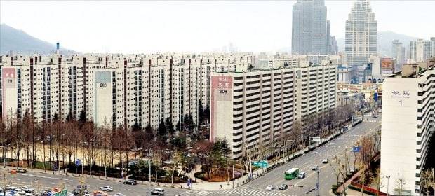 자율형 사립고 폐지와 분양가 상한제 시행으로 서울 대표 학군인 강남구 대치동의 아파트 가격이 오르고 있다. 미도·은마아파트 등이 밀집해 있는 대치동 일대.  /한경DB