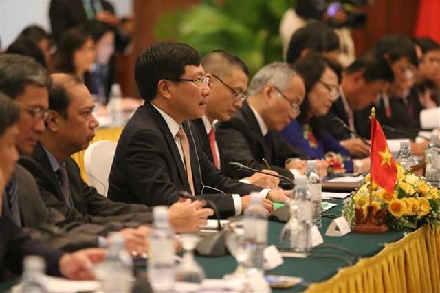Vietnamese Deputy Prime Minister and Foreign Minister Pham Binh Minh and his Cambodian counterpart Prak Sokhonn on Wednesday signed a cooperation agreement covering specific collaboration programmes in 28 areas. - VNA/VNS Photo Tran Long
