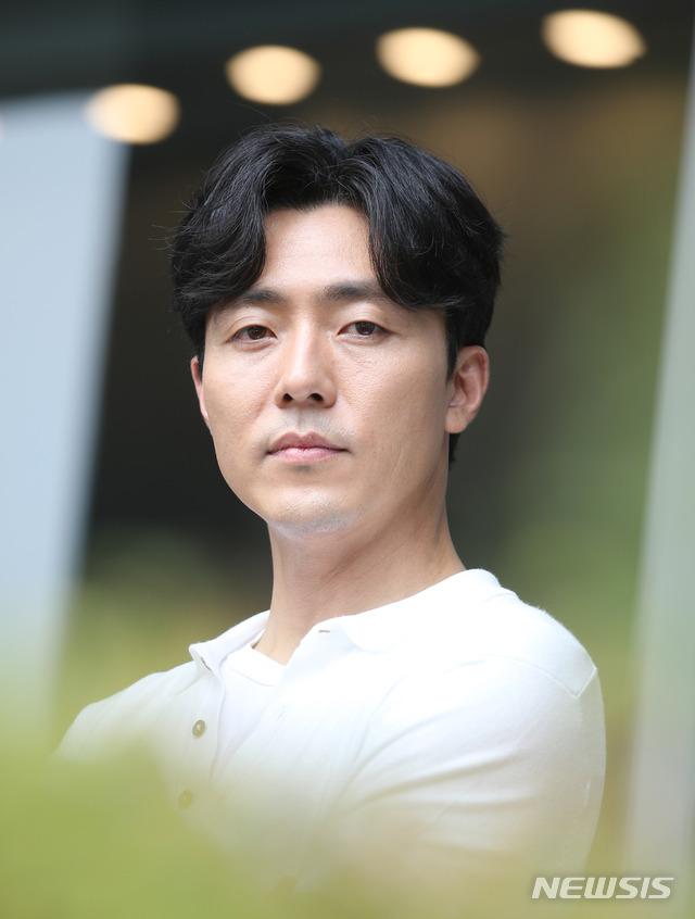 【서울=뉴시스】조수정 기자 = tvN 월화드라마 '60일, 지정생존자' 김남욱 대변인 역 배우 이무생이 21일 서울 충무로 뉴시스 본사에서 종방인터뷰에 앞서 포즈를 취하고 있다. 2019.08.21. chocrystal@newsis.com