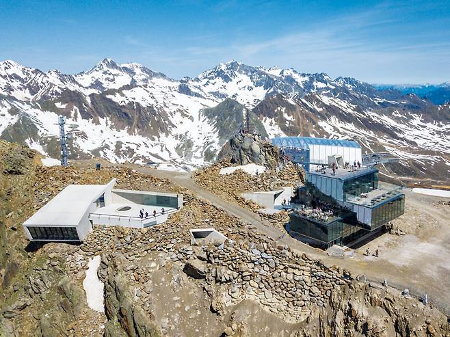 영화 '007 스펙터'의 촬영지였던 가이슬라흐코글산의 아이스 큐 레스토랑(오른쪽)과 그것을 기념해 설립된 007 엘리먼츠(왼쪽)