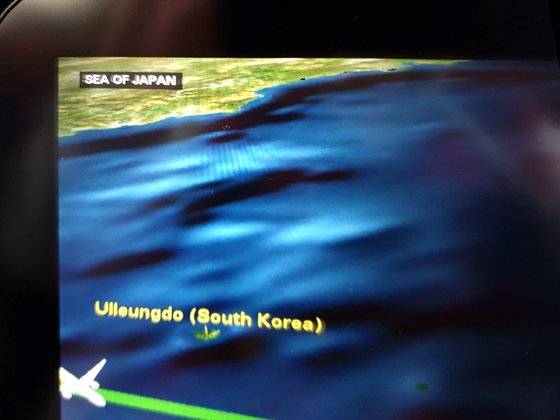 김포↔하네다를 오가는 일본항공 JL092편은 언어 설정에 따라 기내 개인모니터에 동해 표기 방식이 다르다. 한국어로 설정하면 ‘동해’로 표기하고(위쪽), 일본어(가운데)·영어 등 다른 언어로 설정하면 ‘일본해’라고 표기한다. 대부분의 외항사도 마찬가지다. 문희철 기자