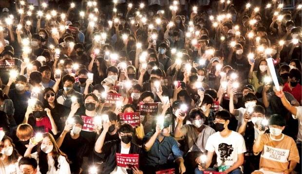< “조국 딸 의혹 명백히 밝혀라” > 고려대 학생 500여 명이 23일 서울 안암캠퍼스 중앙광장에 모였다. 이들은 조국 법무부 장관 후보자 딸의 고려대 입학 과정에 대한 진상 규명을 촉구했다. 서울대에서도 이날 재학생과 졸업생 500여 명이 모여 조 후보자 사퇴를 촉구하는 집회를 열었다. 고려대 학생들이 휴대폰 플래시 불빛을 흔들고 있다.  /신경훈 기자 khshin@hankyung.com