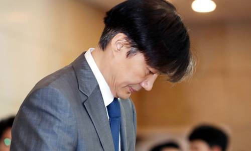 조국 법무부 장관 후보자가 23일 서울 종로구 인사청문회 준비 사무실에서 펀드 사회 기부 등에 대해 입장 발표에 앞서 인사하고 있다. 2019.08.23. /이제원 기자