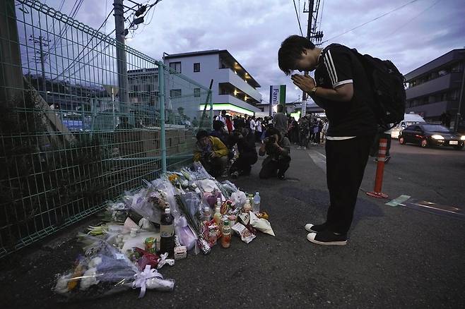 去る 5月29日日本川岐の時市民たちが前日無差別殺人事件が起った場所で犠牲者たちを哀悼している. 犯人が秀明コモ里だったという報道が出ながら, 秀明コモ里を危ない人で見る社会的偏見が強化されることに対する恐れがたくさん出た. 川岐/AFP 連合ニュース