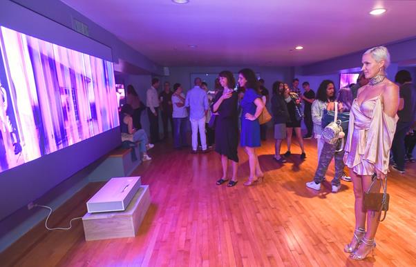 현지시간 24일 미국 산타모니카에서 관람객들이 '데이비드 반 에이슨'의 디지털 아트 작품을 'LG 시네빔 레이저 4K'가 구현한 초대형, 고해상도 화면으로 감상하고 있다. LG전자 제공