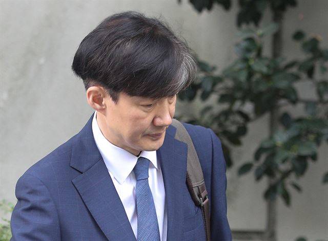 조국 법무부 장관 후보자가 25일 오후 서울 서초구 방배동 자택을 나서고 있다. 뉴스1