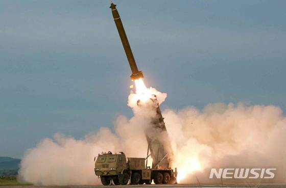 【서울=뉴시스】북한 김정은 국무위원장이 24일 "새로 연구개발한 초대형방사포시험사격을 지도했다"고 25일 로동신문이 보도했다. 2017..08.25. (사진출처=로동신문)  photo@newsis.com