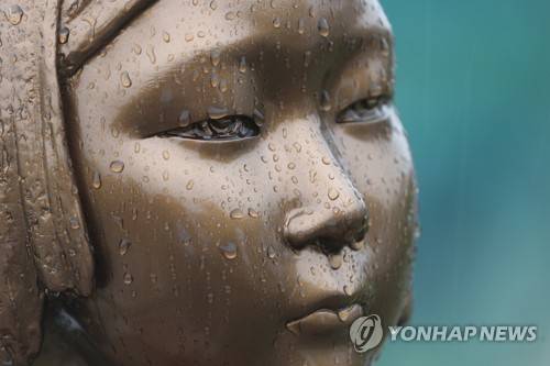 눈물처럼 흐르는 빗물 [연합뉴스 자료사진]