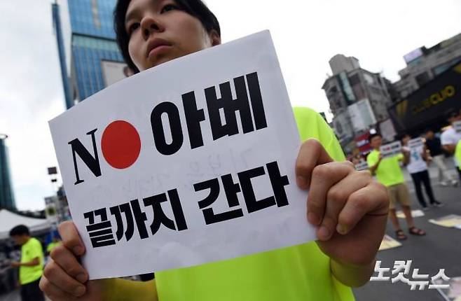 국제평화행진 대학생 홍보단이 지난 14일 오후 서울 서대문구 신촌 유플렉스 앞에서 '우리가 역사의 증인입니다'라는 주제로 퍼포먼스를 선보이고 있다. (사진=황진환 기자/자료사진)