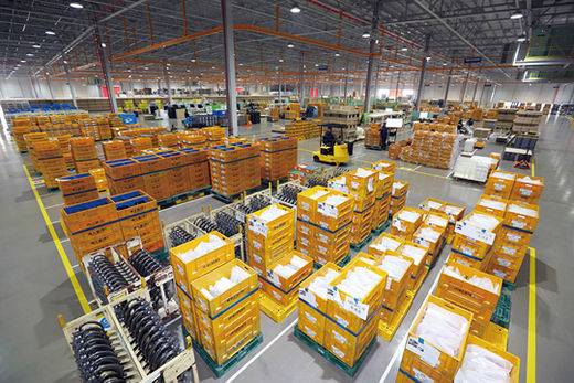 현대글로비스는 해외 공장에 부품을 공급하기 위해 생산에 필요한 부품을 조달·저장·포장·선적하는 업무를 수행하는 4개의 KD센터를 충남 아산과 울산·전주 등에 두고 있다. 아산 제2KD센터 내부. /현대글로비스 제공