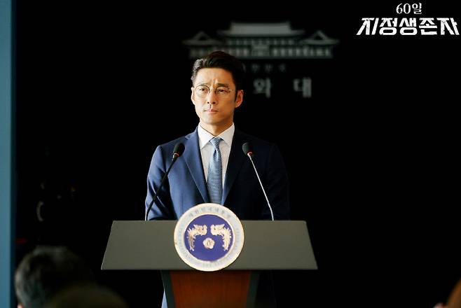 배우 지진희는 <60일, 지정생존자>에서 대통령 권한대행 박무진을 연기했다. 그는 박무진과 자신이 닮은 점이 많다며  “정치 못지 않게 치열하고 복잡한 연예계에서 연기를 전공하지 않은, 외부인이라는 점도 박무진과 닮았다”고 말했다. tvN제공