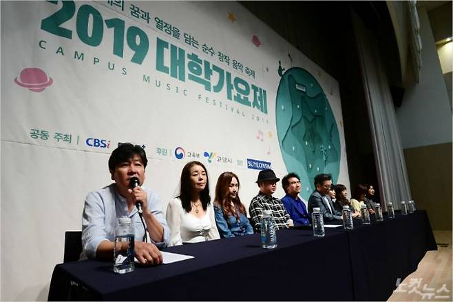 '2019 대학가요제' 기자회견에서 심사위원이자 출연가수인 이정석이 기자들의 질문에 답하고 있다. (사진=황진환 기자/자료사진)