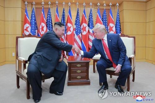 판문점서 악수하는 북미 정상 (판문점 조선중앙통신=연합뉴스) 6월 30일 오후 판문점 자유의 집에서 도널드 트럼프 미국 대통령과 북한 김정은 국무위원장이 악수하고 있다. 2019.7.1       [국내에서만 사용가능. 재배포 금지. For Use Only in the Republic of Korea. No Redistribution] photo@yna.co.kr