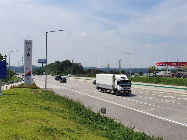 서해안고속도로 서울방향 매송휴게소가 악취가 진동해 이용객들이 불편을 겪고 있다. 지난 26일 오전 휴게소 옆으로 차량이 지나가고 있다. 임명수 기자