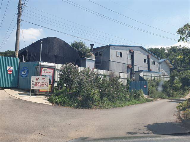 서해안고속도로 서울방향 매송휴게소가 악취가 진동해 이용객들이 불편을 겪고 있다. 지난 26일 오전 휴게소 바로 뒷편에 설치된 축사 모습. 임명수 기자