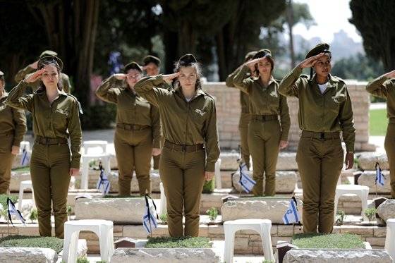 이스라엘 고교생들은 학교를 졸업하면 곧바로 남녀 구분없이 군복무를 해야한다. 대학은 군 복무를 끝낸 뒤 갈 수 있다. 이 때문에 좋은 군부대에 입대하는 것이 좋은 대학에 가는 지름길이 된다. [EPA=연합]