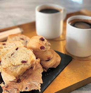 포시즌 팬트리의 치아바타 빵과 커피.