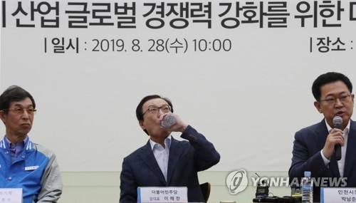 속 타는 이해찬 대표? (인천=연합뉴스) 이진욱 기자 = 더불어민주당 이해찬 대표가 28일 인천시 남동구 공작기계 제조업체 삼천리기계에서 열린 '공작기계 글로벌 경쟁력 강화를 위한 현장최고위원회의 '에서 물을 마시고 있다. 이 대표는 발언에서 조국 법무부 장관 후보자 압수수색에 대해 언급했다. cityboy@yna.co.kr