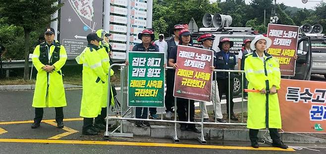 28일 오전 울산시 북구 매곡산업단지 입구 사거리에서 민노총 산하 울산건설기계노조 레미콘 지회 조합원들이 피켓 시위를 벌이고 있다. /김주영 기자