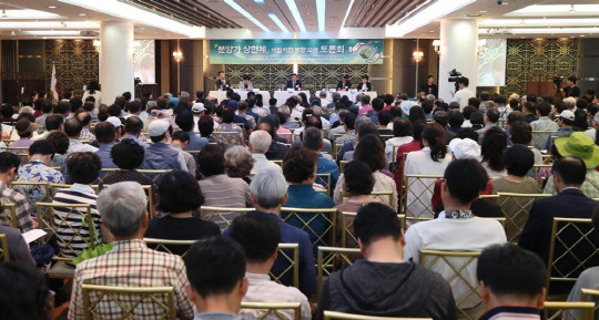 조은희 서초구청장이 29일 서울 최초로 연 분양가상한제 관련 정책 토론회 참석자들이 토론 내용을 경청하고 있다.<연합뉴스>