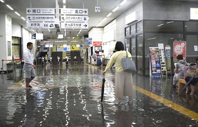 28일 오전 물이 들이찬 사가현 기차역. [AP=연합뉴스]