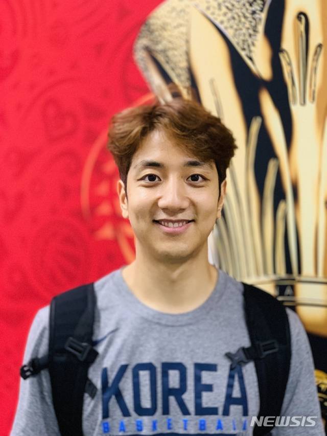 【우한(중국)=뉴시스】 김동현 기자 = 한국 농구 국가대표팀 가드 허훈이 29일 우한에서 첫 훈련을 마친 후 인터뷰에 응하고 있다.