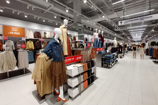 30일 경기도 용인시 수지구 성복동 ‘롯데몰 수지’에 문을 연 GU(지유) 2호점./안소영 기자