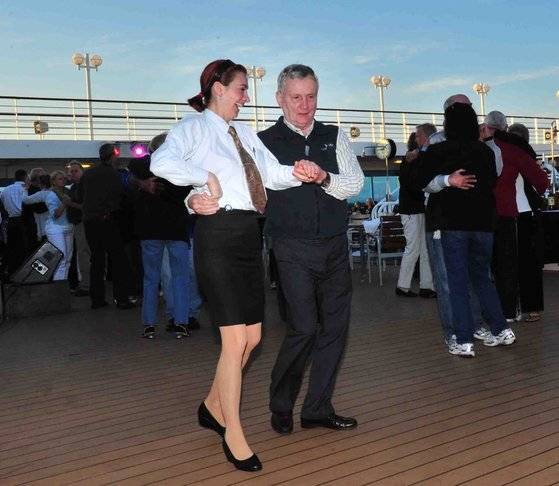 이성과 춤을 춘다는 것이 처음에는 어색하지만 배우다 보면 곧 익숙해진다. [사진 pexels]